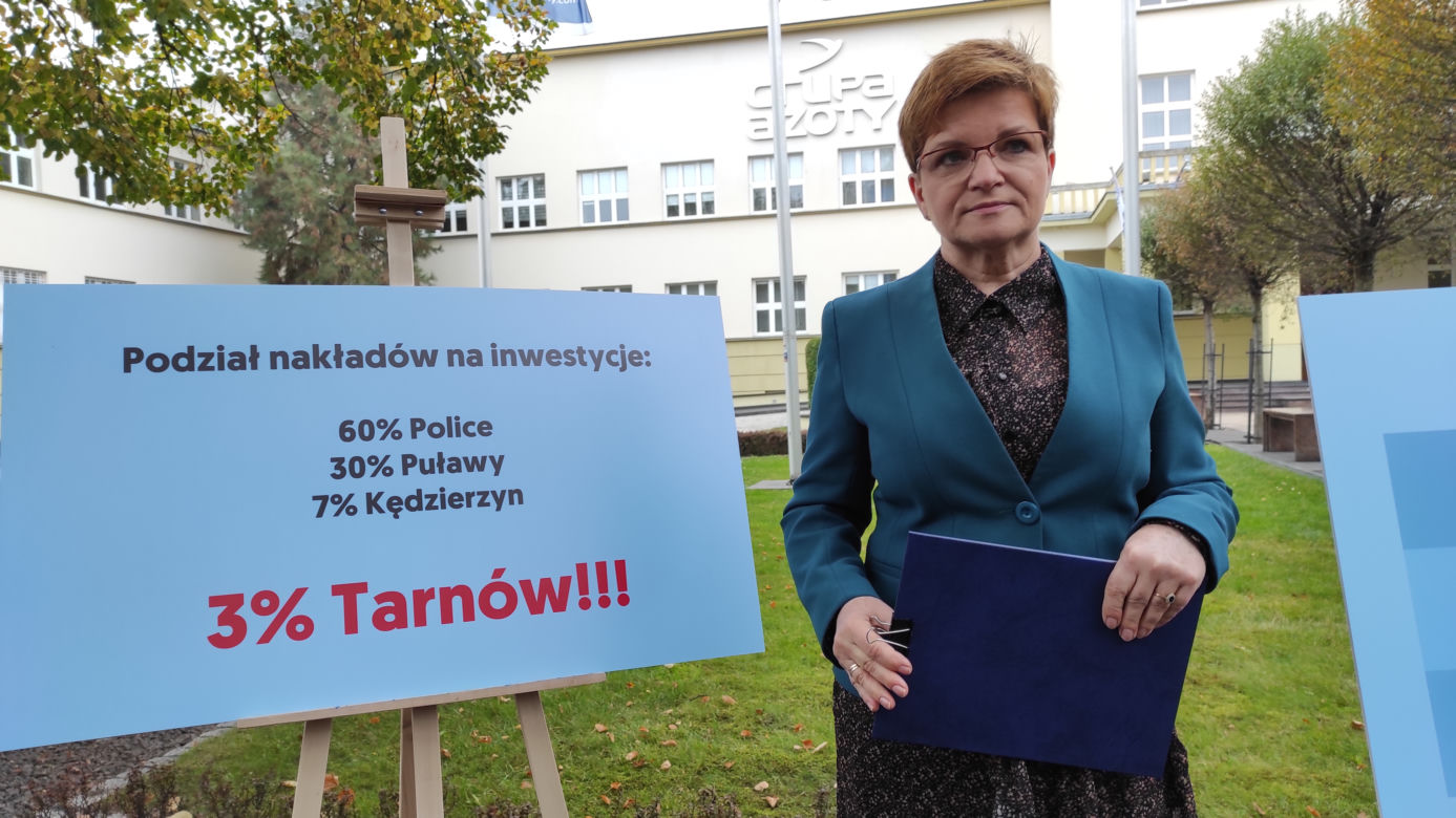 Urszula Augustyn podczas konferencji prasowej przed siedzibą Grupy Azoty w Tarnowie