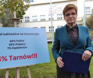 Urszula Augustyn podczas konferencji prasowej przed siedzibą Grupy Azoty w Tarnowie