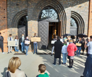 Protest pod kościołem św. Antoniego w Lesznie