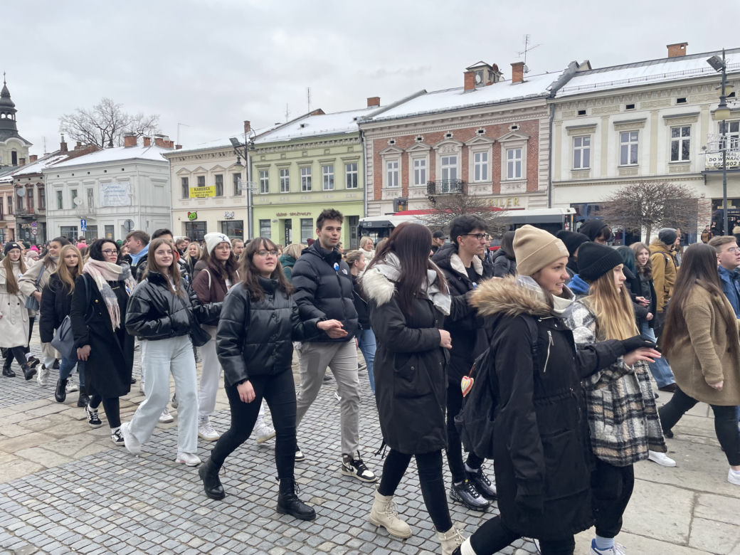 Maturzyści zatańczyli na Rynku poloneza
