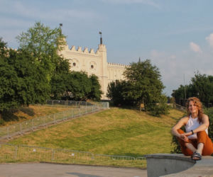 Leticia Lopez Martinez przed Zamkiem Lubelskim