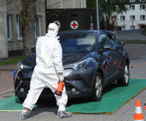 Żołnierze WOT pobierają wymazy na obecność koronawirusa