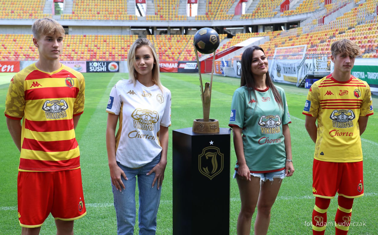 Jagiellonia Białystok zaprezentowała stroje na sezon 2024/25