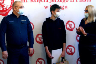 Podszedł do samochodu 18-latka: Nie wiem, jak trafić do domu
