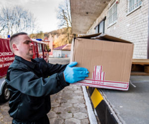 Strażacy w OSP Banino dostarczają sprzęt do szpitali w Gdańsku