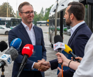 AED w komunikacji miejskiej