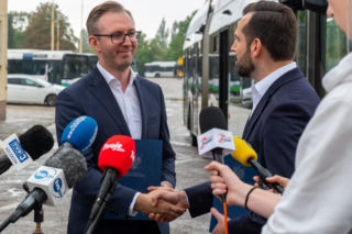 AED w komunikacji miejskiej