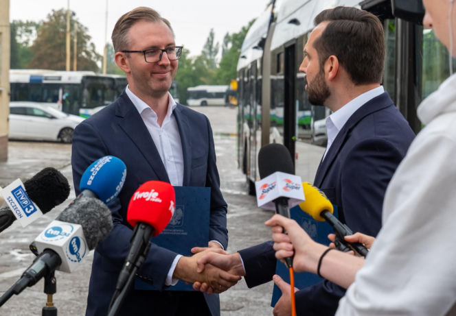 AED w komunikacji miejskiej