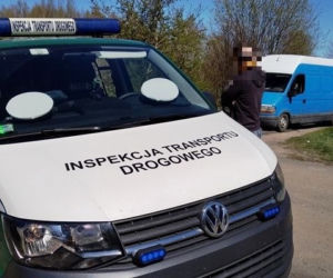 Skorodowany złom polepiony pianką montażową wciąż jeździł