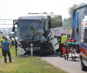 Autobus z dziecmi wjechał w ciężarówkę