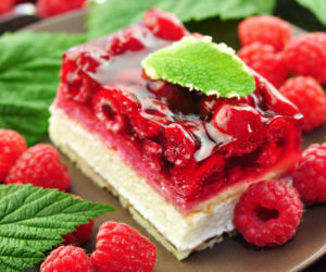 To ciasto ma swoją mroczną historię. Poznaj przepis na legendarne ciasto Balladyna z malinami