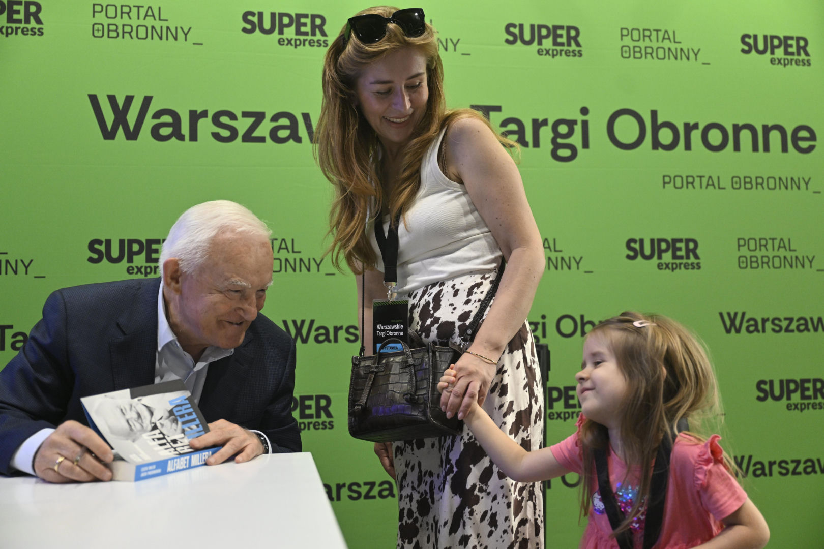 Były premier Leszek Miller na warszawskich Targach Obronnych