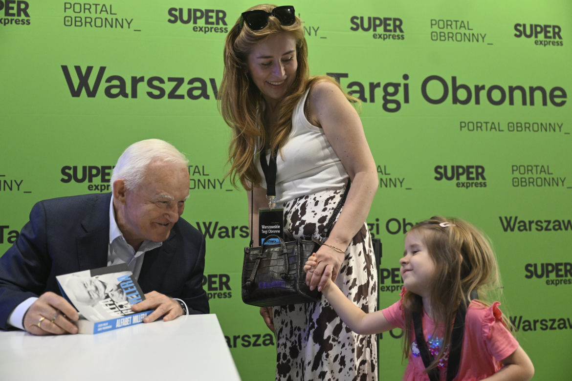 Były premier Leszek Miller na warszawskich Targach Obronnych
