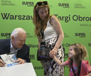 Były premier Leszek Miller na warszawskich Targach Obronnych