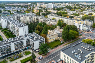 Pałac, który chciały pożreć bloki, ale zostały zatrzymane w ostatniej chwili. Resztka fortuny króla fajansu uratowana