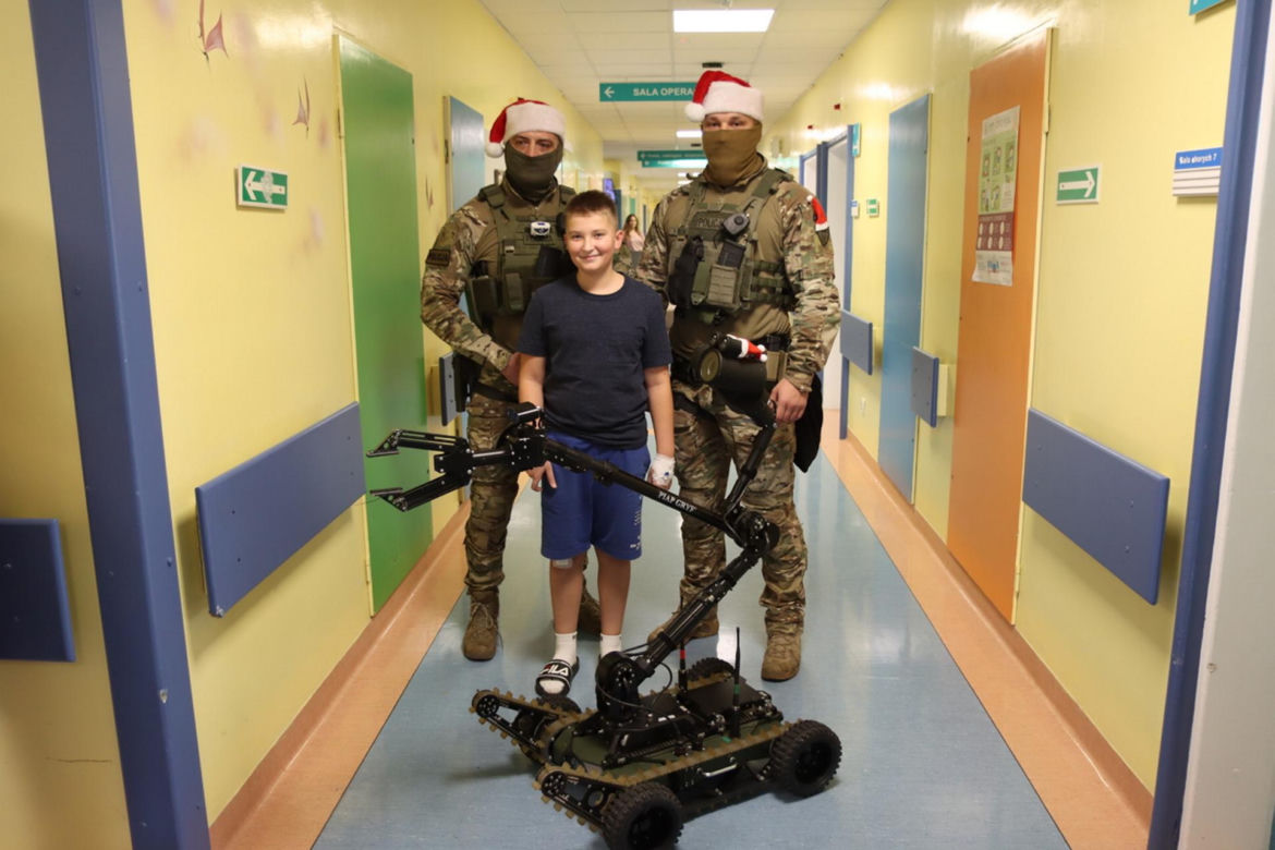 Kontrterroryści w czapkach św. Mikołaja zwisali z dachu szpitala. Zrobili to dla dzieci