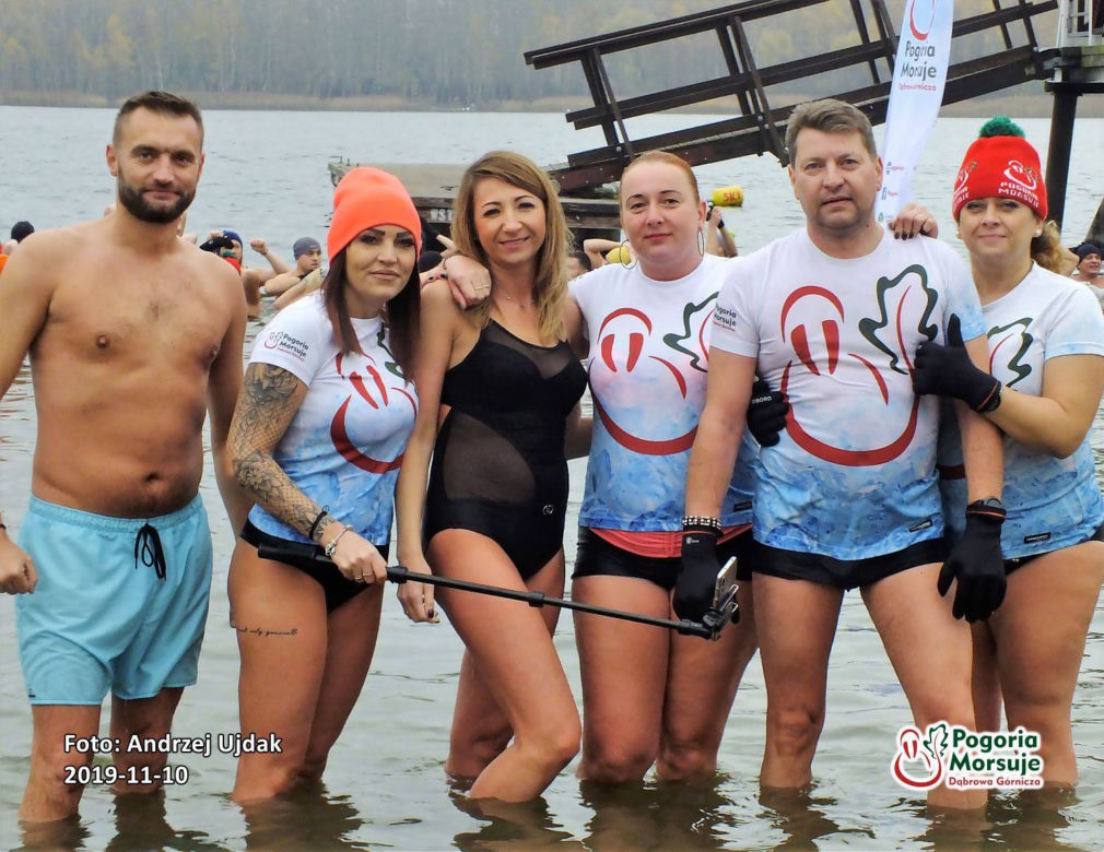 Pogoria Morsuje. Dąbrowskie morsy rozpoczęły sezon i zapraszają do lodowatych kąpieli [ZDJĘCIA, WIDEO]