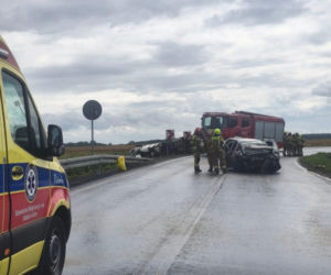 Tragiczny wypadek na DW 323 niedaleko Góry. Nie żyją dwie osoby