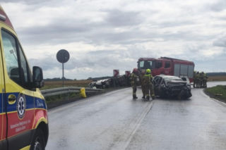 Tragiczny wypadek na DW 323 niedaleko Góry. Nie żyją dwie osoby