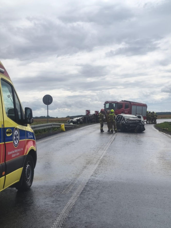Tragiczny wypadek na DW 323 niedaleko Góry. Nie żyją dwie osoby