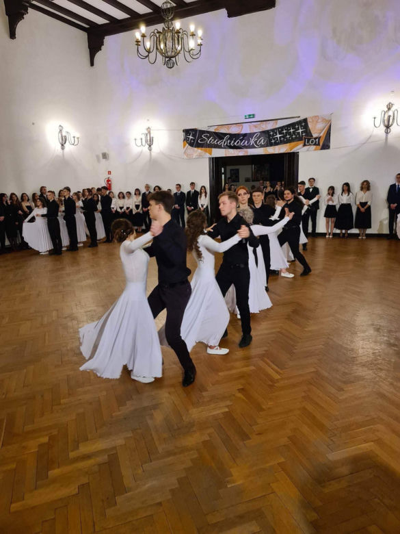 Studniówka I Liceum Ogólnokształcącego im. Adama Mickiewicza w Olsztynie [ZDJĘCIA]