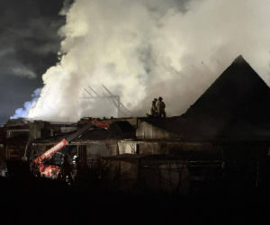 Padło ok. 20 byków. W Mościszkach palił się budynek inwestarski