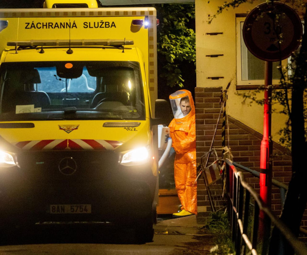 Izolacja, kombinezony i strach przed wirusem. Lekarz z Afryki pod obserwacją w Pradze
