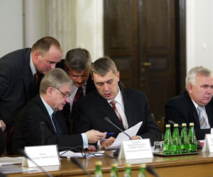 7 lutego służby zatrzymały prezesa giganta. Komisja śledcza z Giertychem i Macierewiczem