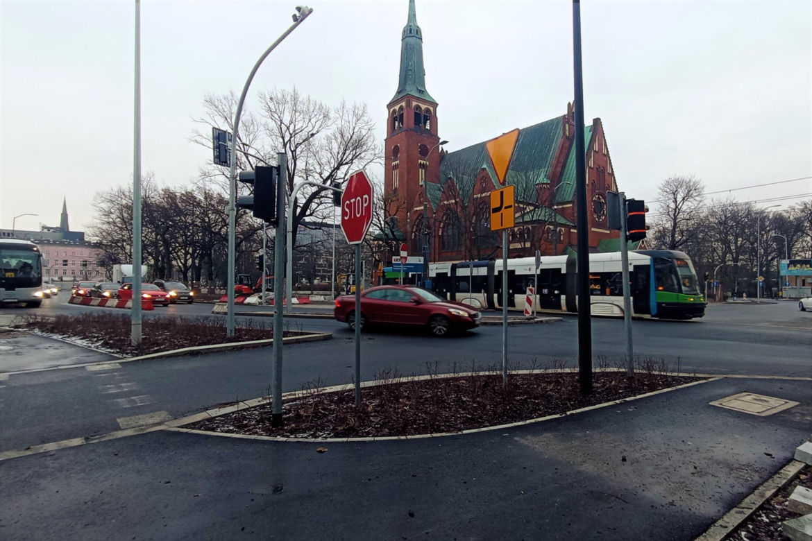 Las słupów na placu Zwycięstwa