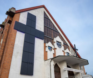 Eko krzyż ogrzewa wiernych