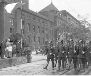 Uroczystości 3 Maja na starych fotografiach. Wielkie defilady i piękne stroje! [ZDJĘCIA]