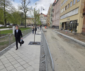 Nowe oblicze placu Wolności. Kwiaciarnie już zamontowane, koniec prac coraz bliżej