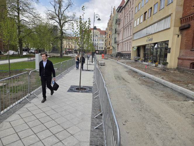 Nowe oblicze placu Wolności. Kwiaciarnie już zamontowane, koniec prac coraz bliżej