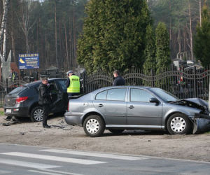 Samochodem wpadł na cmentarz
