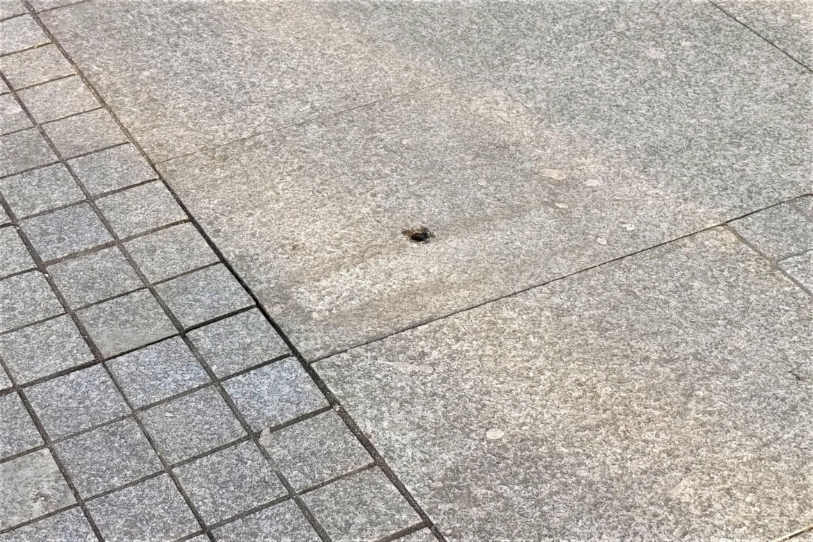 Ławki zniknęły z Alei Niepodległości