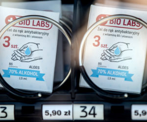 Na ulicach Krakowa stanęły maseczkomaty. Znamy ceny produktów
