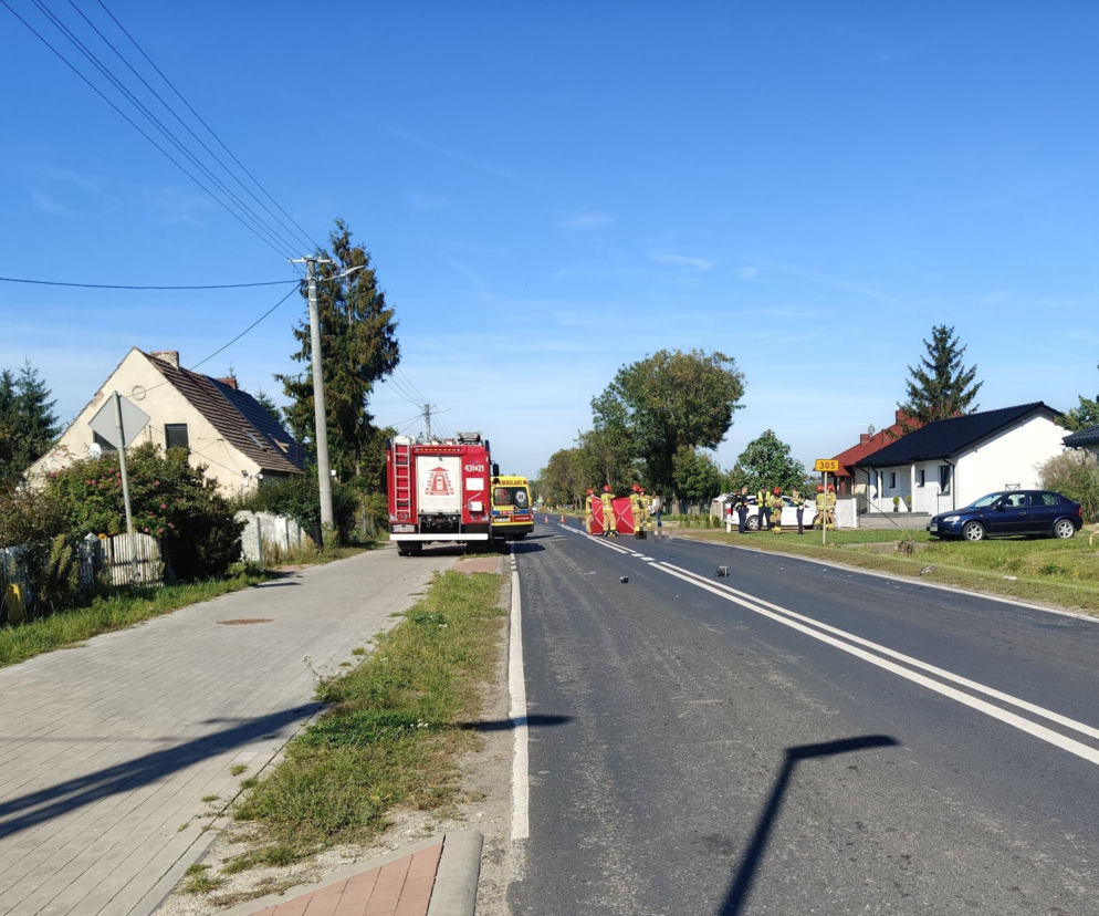 Służby pracujące na drodze 305 w Nowej Wsi po śmiertelnym wypadku. O tragedii rowerzysty przeczytasz na Eska Leszno.