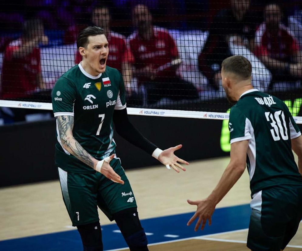 Polscy siatkarze w akcji podczas meczu Ligi Narodów, gdzie Aleksander Śliwka z numerem 7 i widocznymi tatuażami na ramieniu, w zielonym stroju, głośno wyraża emocje obok kolegi z drużyny. Pełny opis tego zaciętego spotkania znajdziesz na naszym portalu.