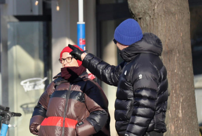 Tomasz Karolak  i Viola Kołakowska na spacerze