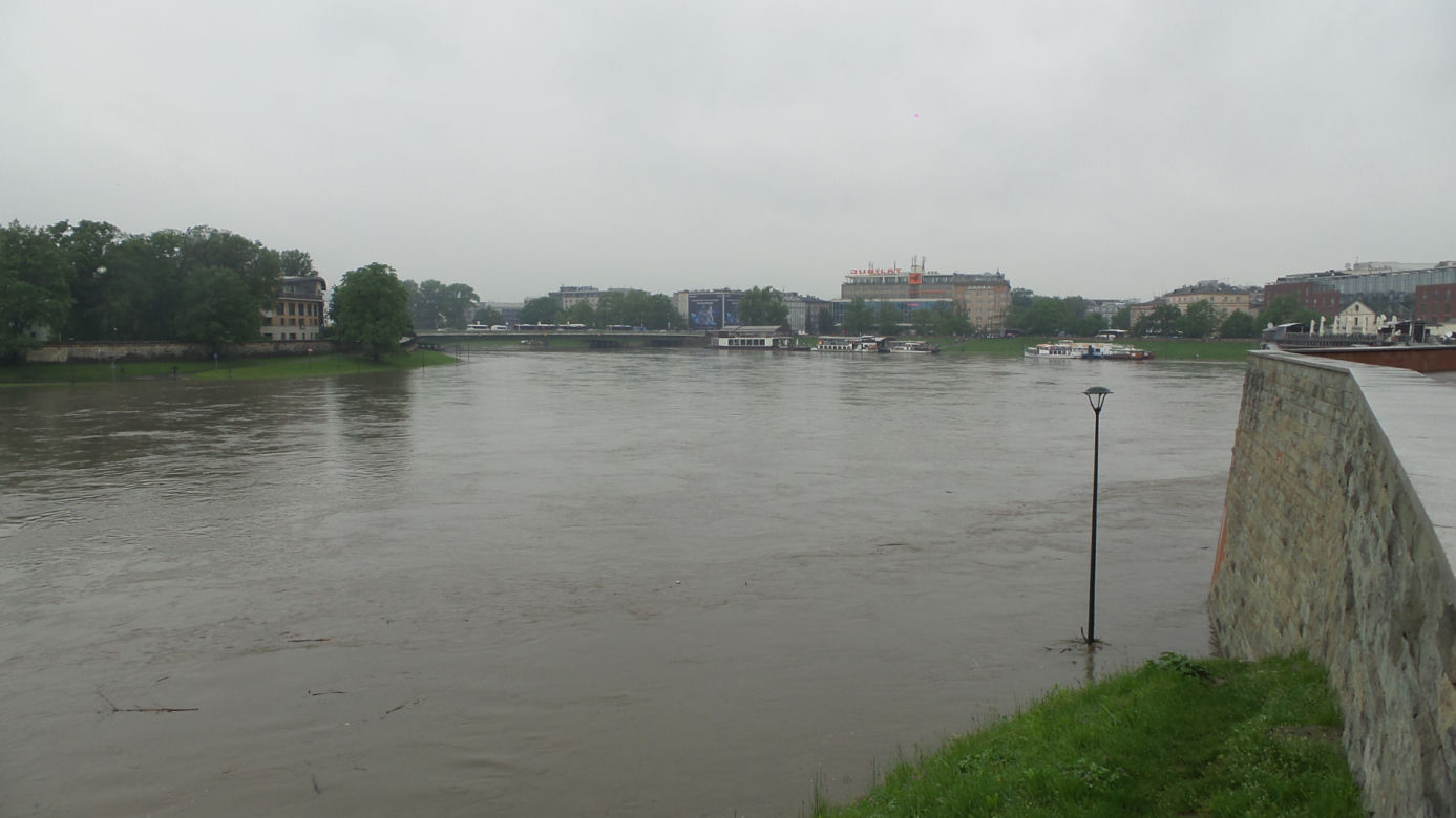 Powódź w Krakowie 24.05.2019: Fala kulminacyjna na Wiśle: zalane bulwary, "okropny widok"