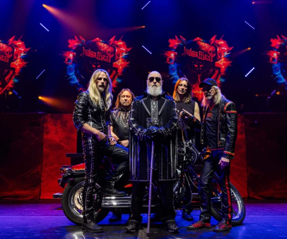 Zaskoczenie na ostatnim na trasie koncercie Judas Priest! Zabrakło kluczowego muzyka. Kto go zastąpił?