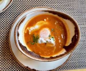 Zupa pomidorwa z jajkiem, to jedno z tradycyjnych maderskich dań