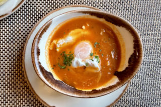Zupa pomidorwa z jajkiem, to jedno z tradycyjnych maderskich dań