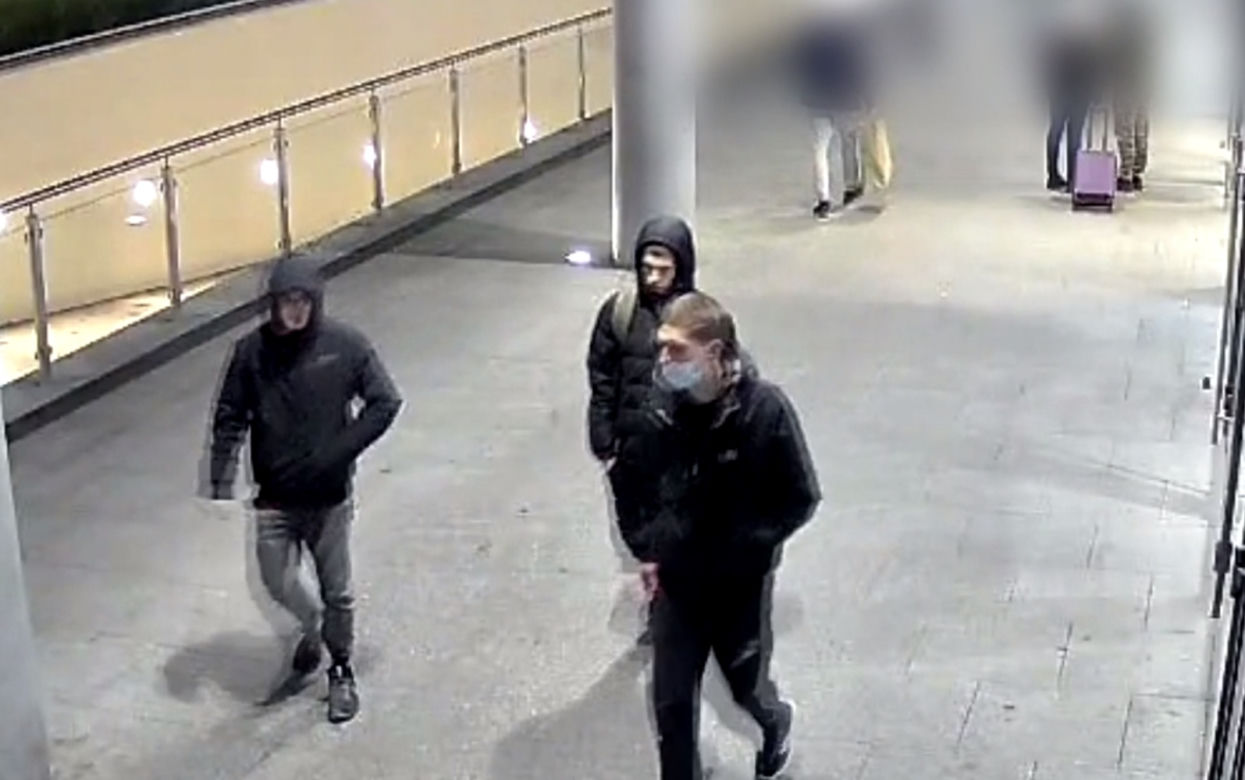 Rozbój pod galerią handlową we Wrocławiu. Wyrwali telefon i grozili pobiciem
