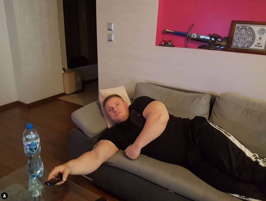 Krzysztof Radzikowski przed telewizorem