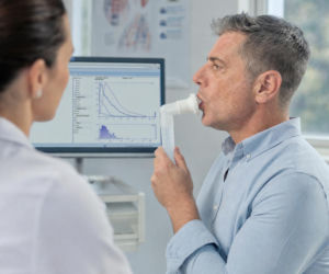 Spirometria może wykryć problemy z oddychaniem. Jak się przygotować, żeby wynik był wiarygodny?