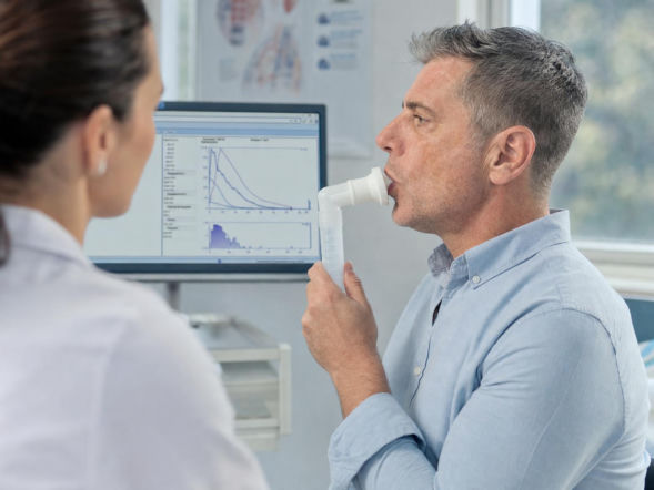 Spirometria może wykryć problemy z oddychaniem. Jak się przygotować, żeby wynik był wiarygodny?