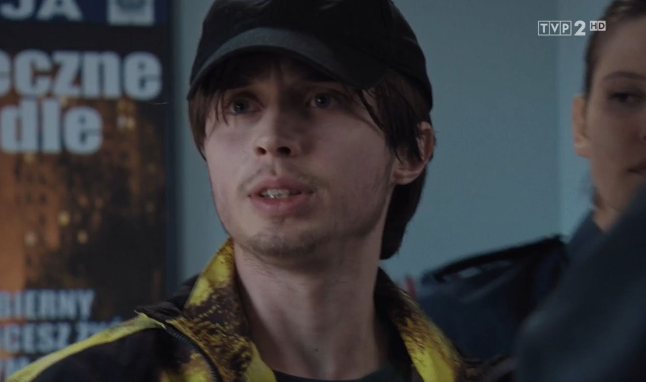 M jak miłość odc. 1600. Oskar Zych (Krystian Shepherd), policjantka (Monika Szwajnos)