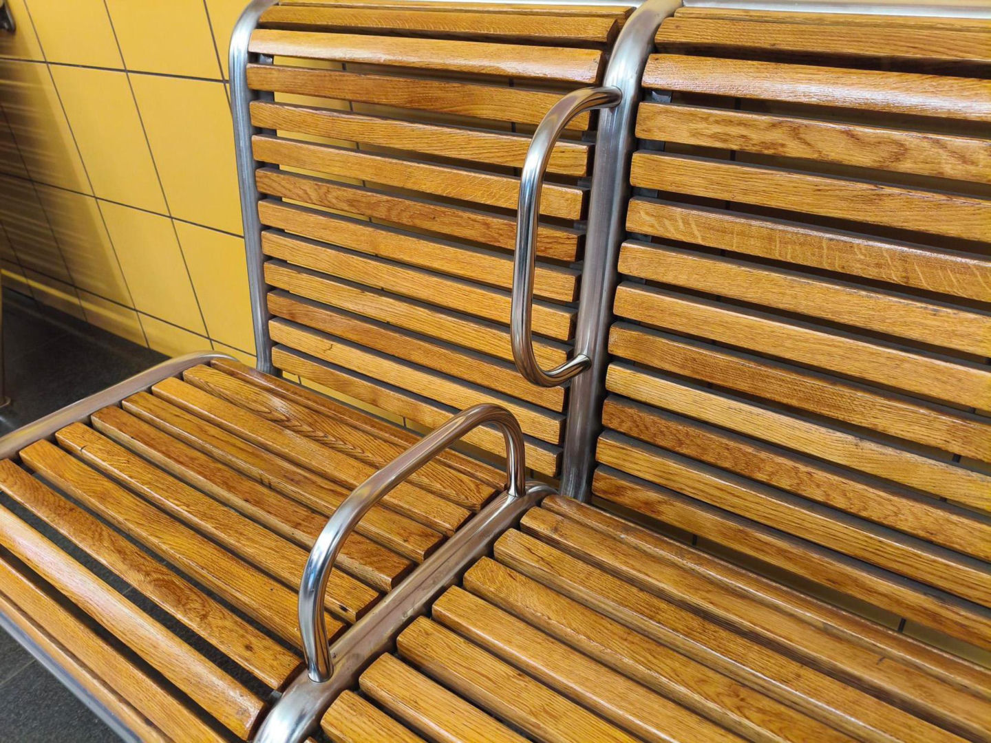 Ławki z podłokietnikami w metrze warszawskim