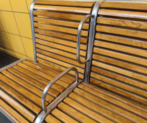 Metro Warszawskie nie chce, żebyś leżał. Niektórzy nawet nie usiądą